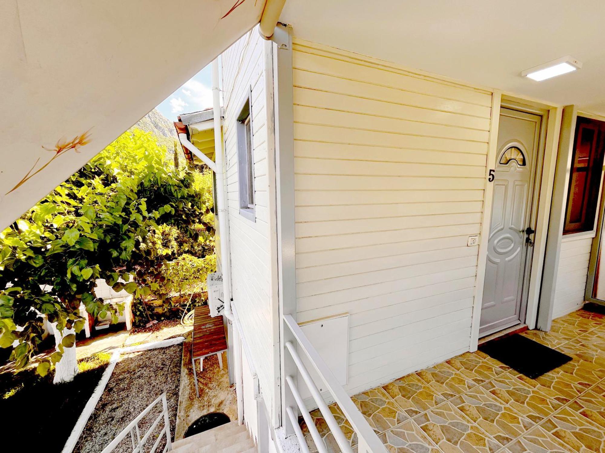 Garden Rooms Himare Luaran gambar